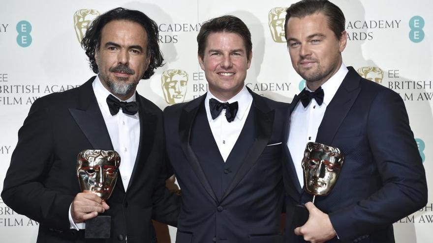 Iñárritu y DiCaprio posan con sus premios junto a Tom Cruise.