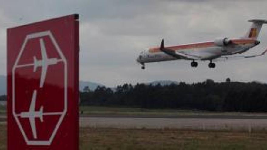 Un avión de Iberia aterriza en Santiago del Monte.