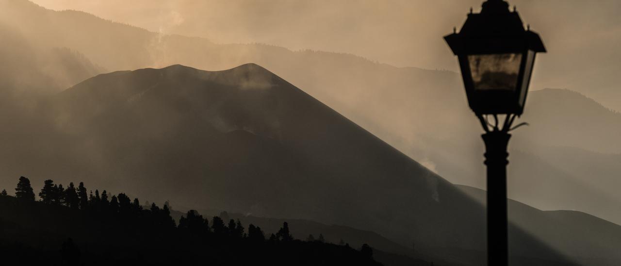 Una farola frente al volcán Tajogaite, en la isla de La Palma.