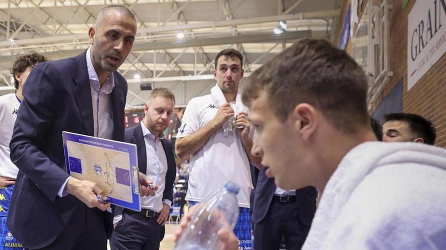 Así analiza el entrenador del Alimerka Oviedo Baloncesto la derrota (70-80) ante el Fuenlabrada: &quot;Lo de menos es todo lo que hemos fallado, lo importante es la actitud&quot;