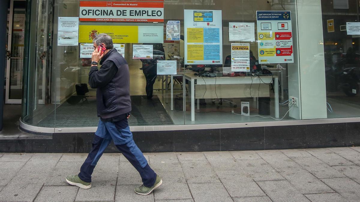 Un home passa pel costat d&#039;una oficina de Treball