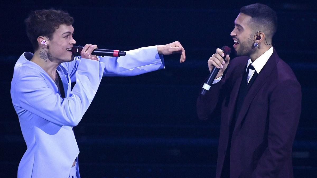 Sanremo (Italy), 04/02/2022.- Italian singers Mahmood (R) and Blanco (L) perform on stage at the Ariston theatre during the 72nd Sanremo Italian Song Festival, Sanremo, Italy, 04 February 2022. The music festival runs from 01 to 05 February 2022. (Italia) EFE/EPA/Riccardo Antimiani