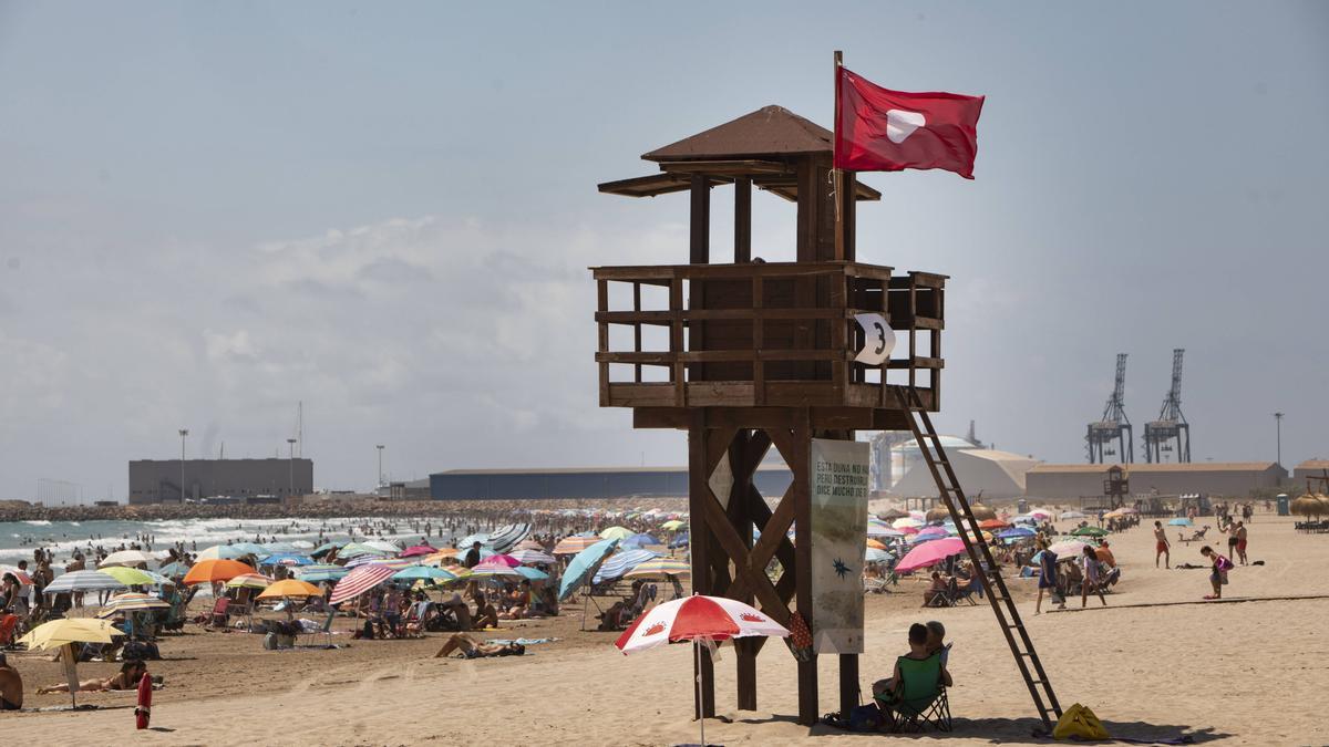 Playa del Puerto de Sagunto con bandera roja