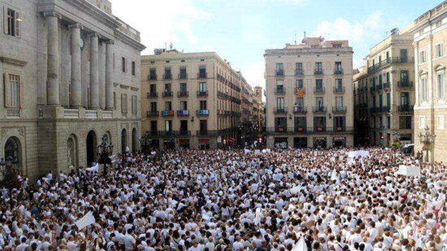 Més de 5.000 persones omplen la plaça de Sant Jaume