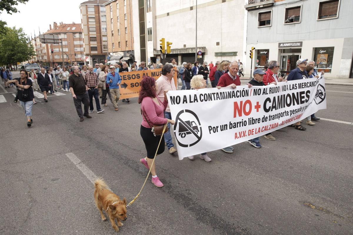 En imágenes: La Calzada vuelve a la carga por los accesos a El Musel