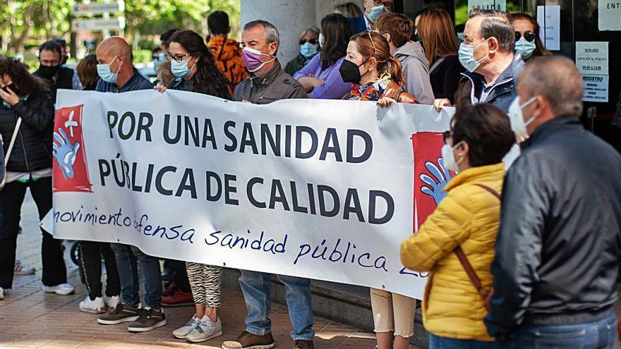 Concentración a las puertas de la Junta. | Sara Rodríguez/Sergio Villar