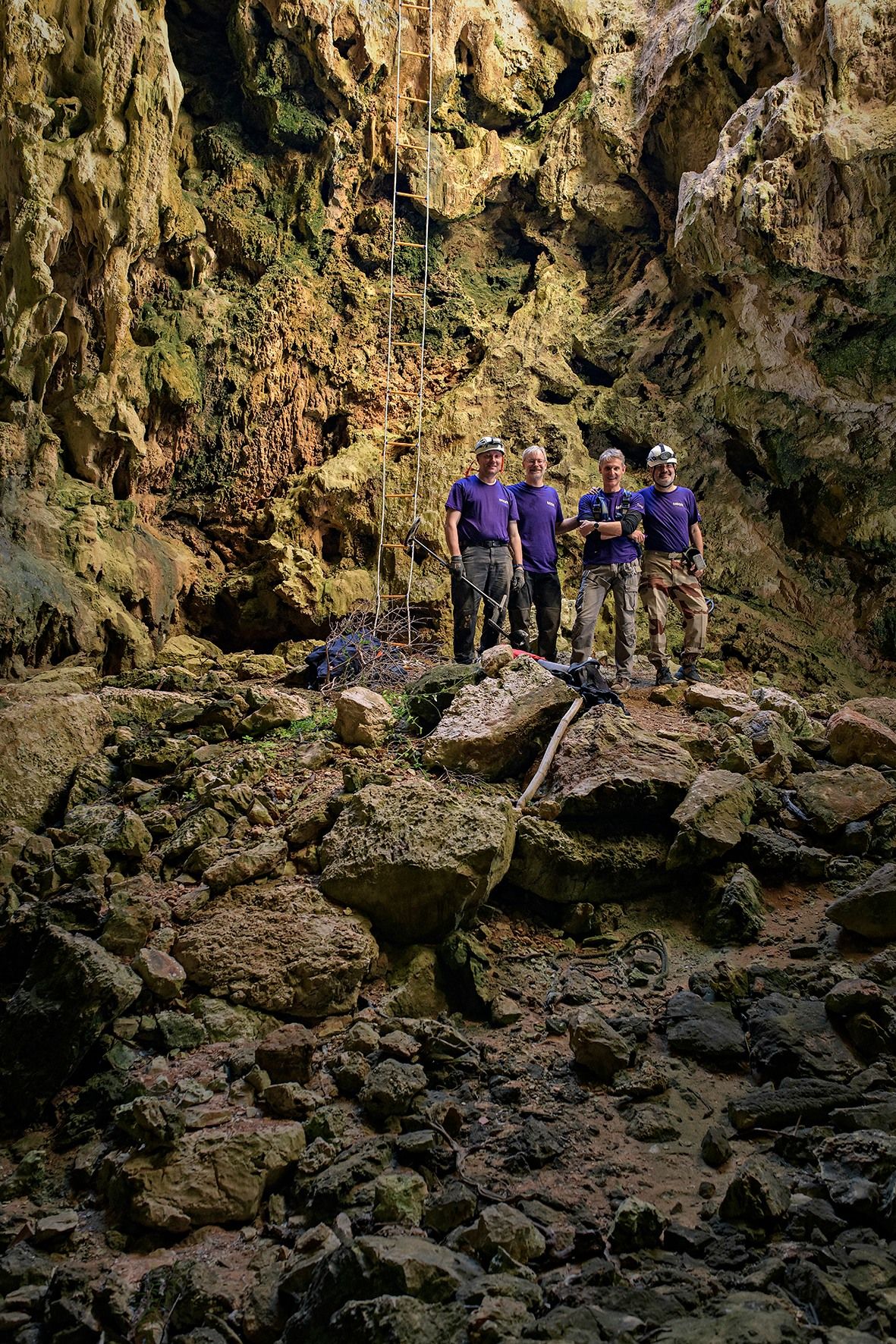 Las fotos de la misión francesa que ha descubierto cientos de inscripciones de soldados de Napoleón en una cueva de Cabrera