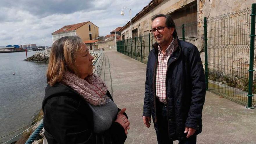 Carmen Sánchez y José Manuel González, de &quot;La Atalaya de Xagó&quot;, ayer, ante los viejos astilleros.