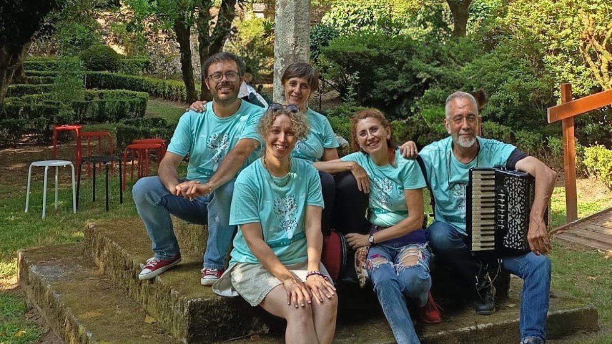 Detrás, desde la izquierda: Ramón Dopico y Mercedes Prieto. Delante, en el mismo sentido: Belém Tajes, Montse Rivera y Serxio Cobos.