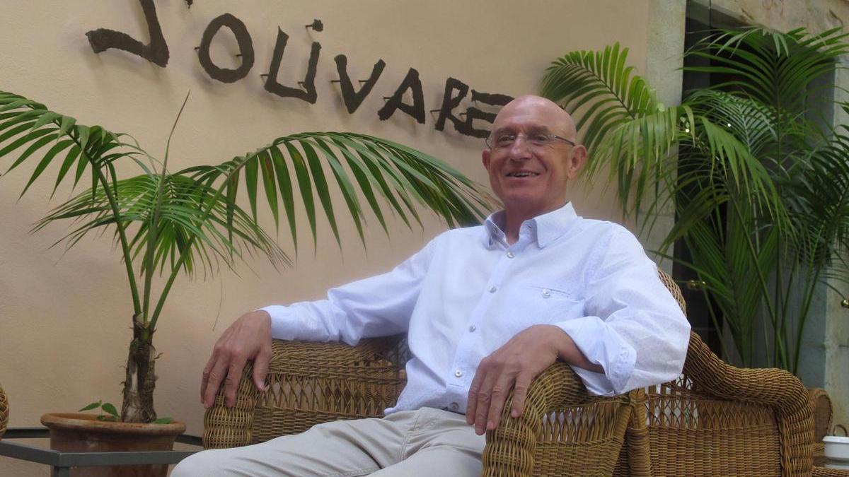 Llorenç Serra Ferrer posa para este diario en su hotel rural en Alaró.