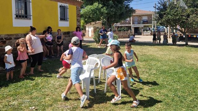 Niños se divierten con el tradicional juego de las sillas