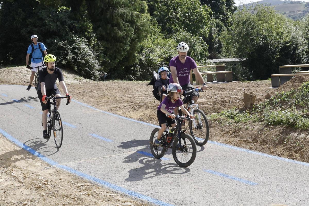 Una marcha ciclista reclama cambios en la movilidad de Santiago: "Pedimos que se pense tamén nas bicicletas e nos peóns" Una marcha ciclista reclama cambios en la movilidad de Santiago: "Pedimos que se pense tamén nas bicicletas e nos peóns"