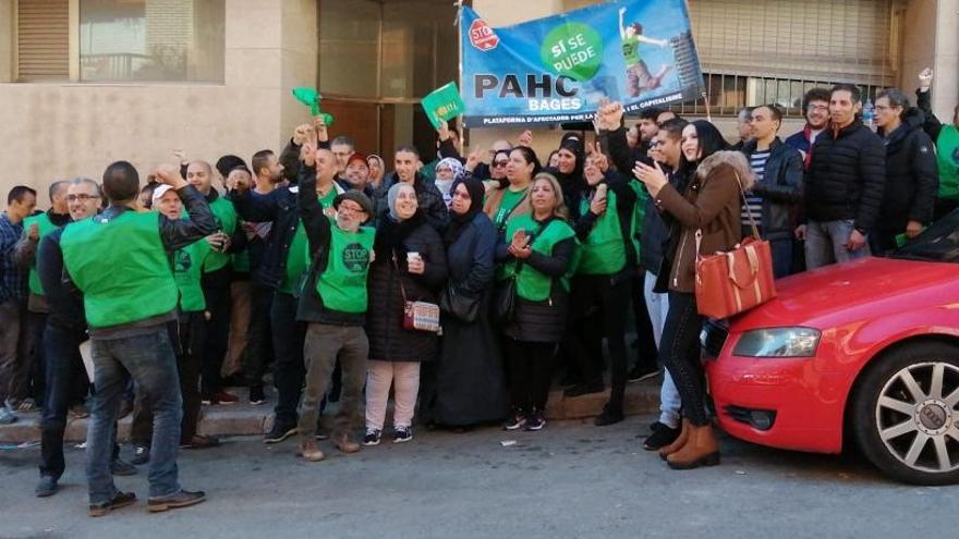 Els activistes concentrats davant l&#039;edifici celebrant que s&#039;ha aturat el desnonament