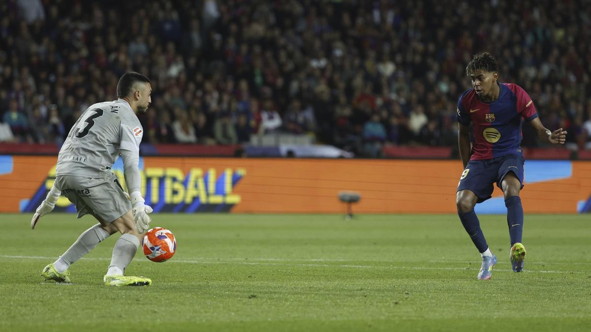 Leo Román despeja un tiro de Lamine en el duelo ante el Barcelona.