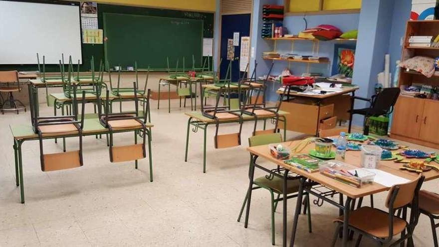 Un aula vacía de alumnos en uno de los colegios de la comarca de O Morrazo. // Gonzalo Núñez