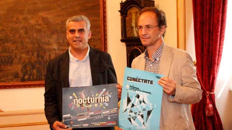 Francisco Mourelo, a la izquierda, con el cartel del plan Nocturnia, ayer, en el Concello.