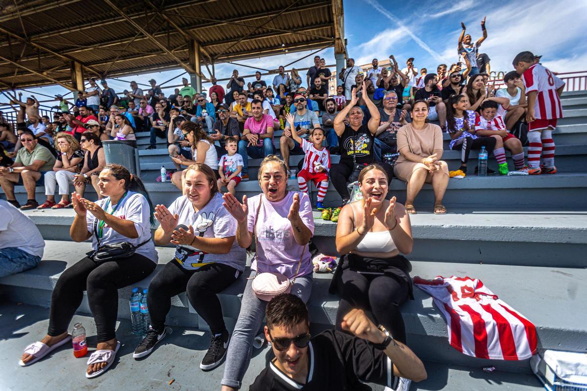 La Mina celebra su primera Champions infantil