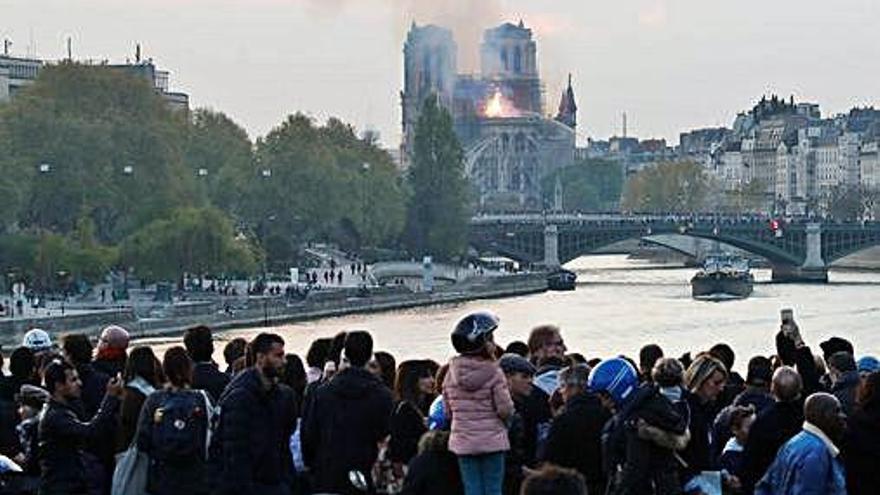 Numerosas personas, contemplando el incendio de Notre Dame.