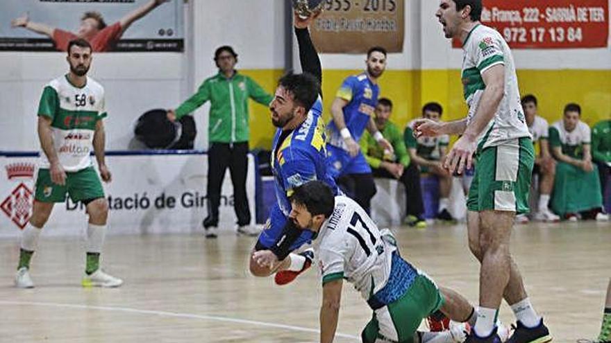 Adrià Serrano fent un llançament durant el Sarrià-Bordils de dissabte passat.