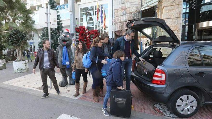 Ocho de cada diez turistas piensan viajar cerca y en coche