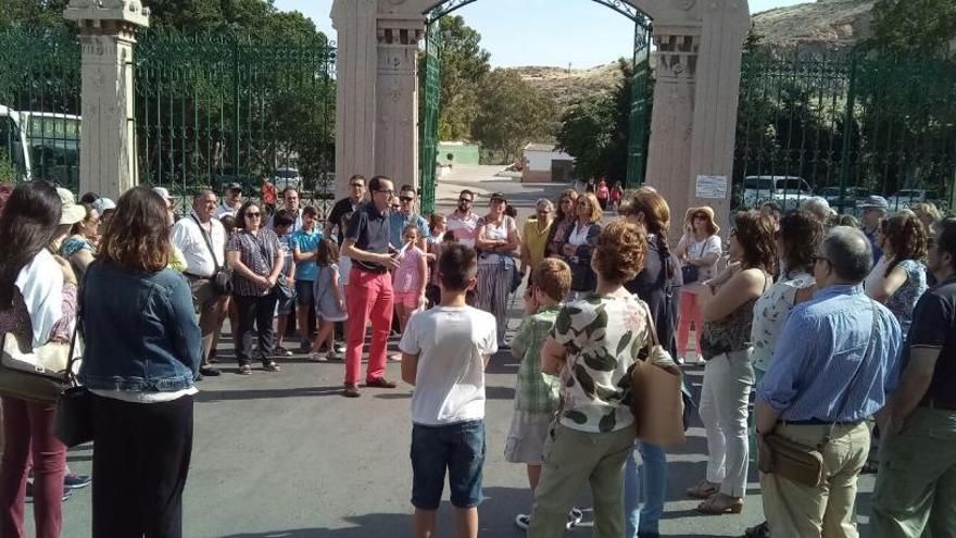 Ferrández hablando con el grupo que ha visitado hoy el cementerio de Los Remedios