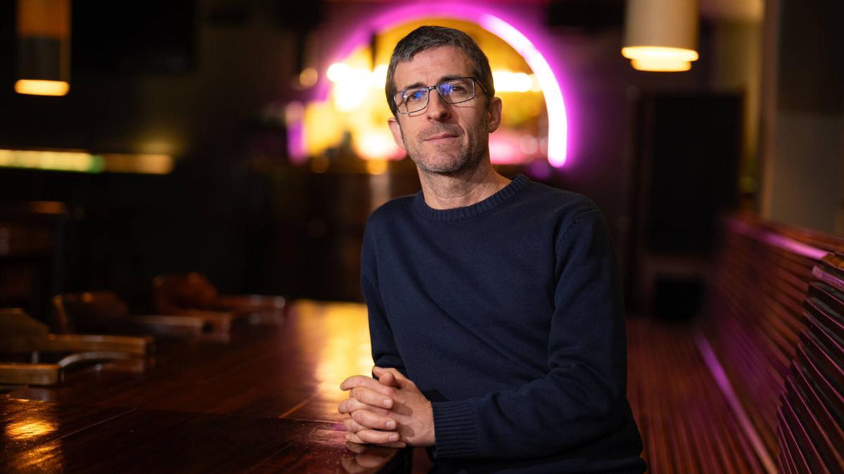 Frederic Perers, auto del libro 'L'efecte Villalpando', en la cafetería Salambó
