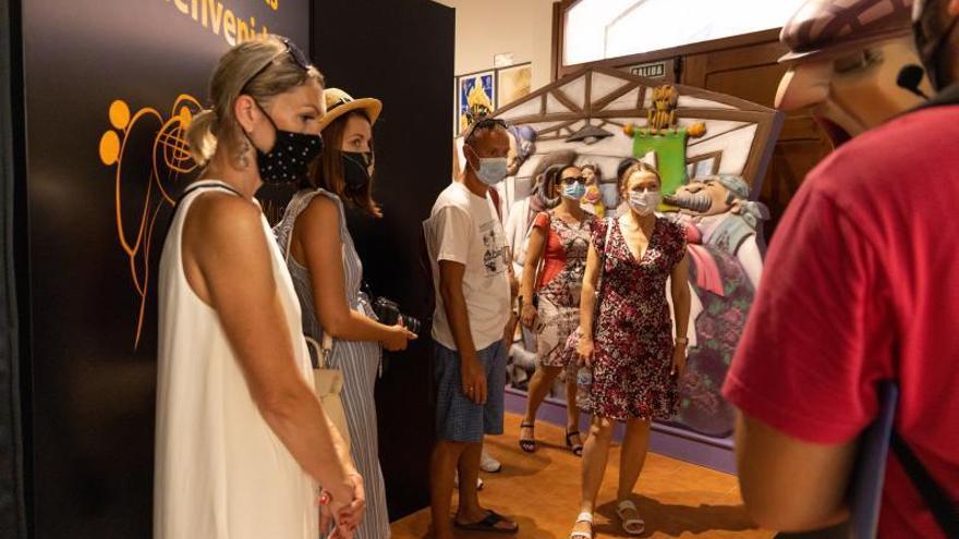 Un grup de visitants recorren el Museu Faller de Cullera. | LEVANTE-EMV