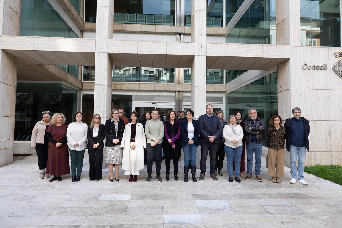Las imágenes de la concentración para el minuto de silecio por la viíctima mortal de violencia machista en Mallorca