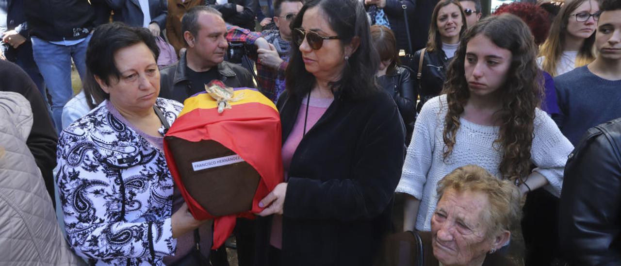 Entrega a sus familiares el pasado domingo en Paterna de restos de fusilados por el franquismo.