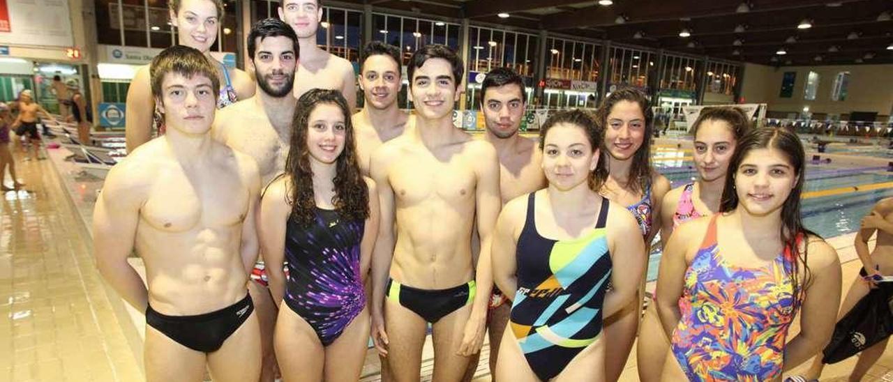 Varios de los nadadores que representarán al Santa Olaya en la Copa de Clubes posan en las instalaciones del club.