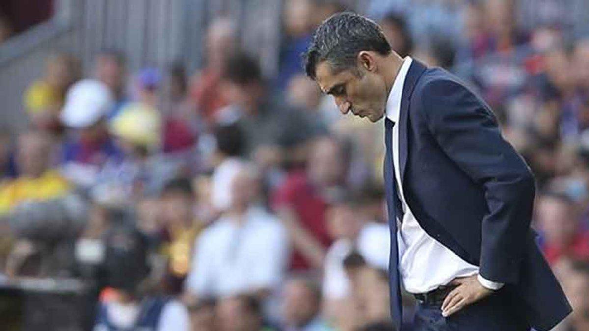 Valverde, cabizbajo, en un momento del FC Barcelona - Athletic Club de este sábado en el Camp Nou. El equipo azulgrana no pasó del 1-1 en su campo