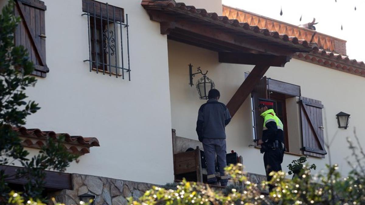 Agentes de los Mossos inspeccionan la casa asaltada en Santa Cristina d'Aro, este jueves.