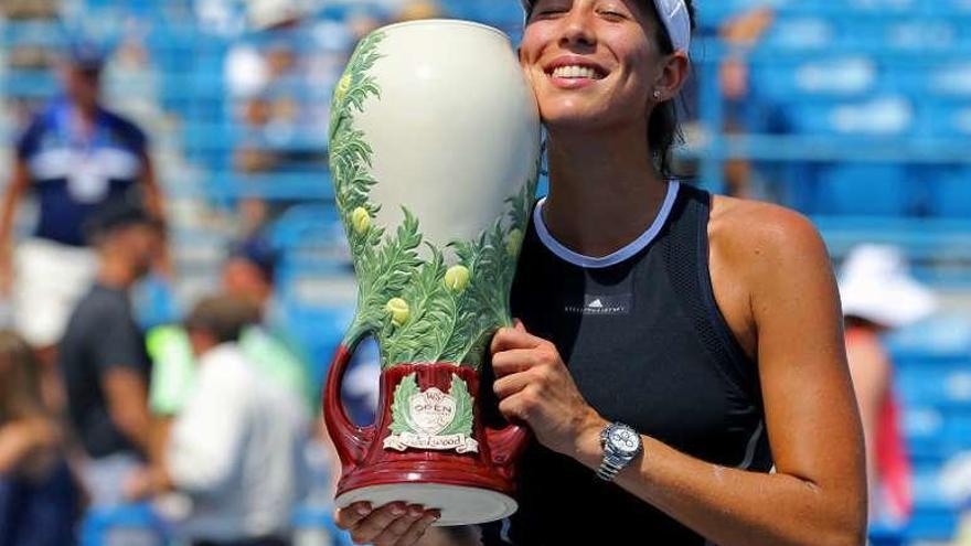 Muguruza posa con el trofeo de campeona de Cincinnati.