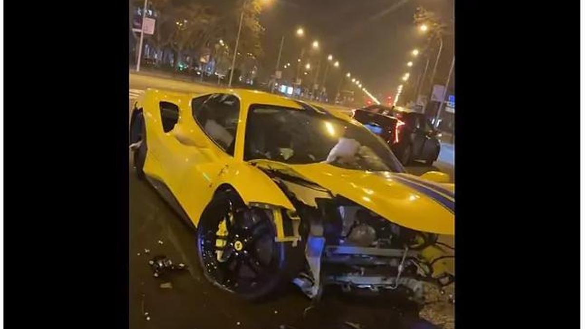 El Ferrari de color groc després del sinistre.