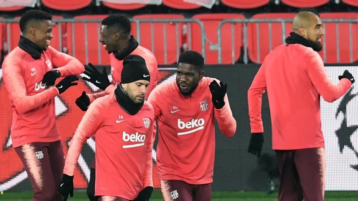 Umtiti charla con Jordi Alba en el entrenamiento realizado en el PSV Stadion de Eindhoven.