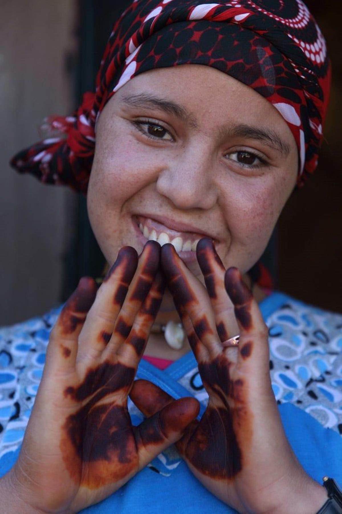Mujer con las manos decoradas en el pueblo de Tasselt, dentro del Alto Atlas.