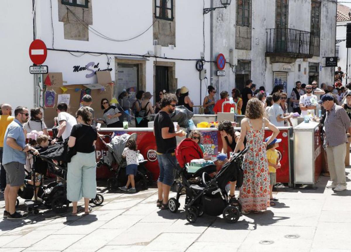 Grupo folk por el barrio de San Pedro / ANTONIO HERNANDEZ