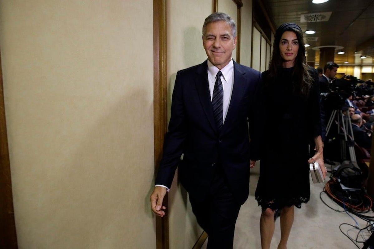 Amal Clooney look papa Francisco