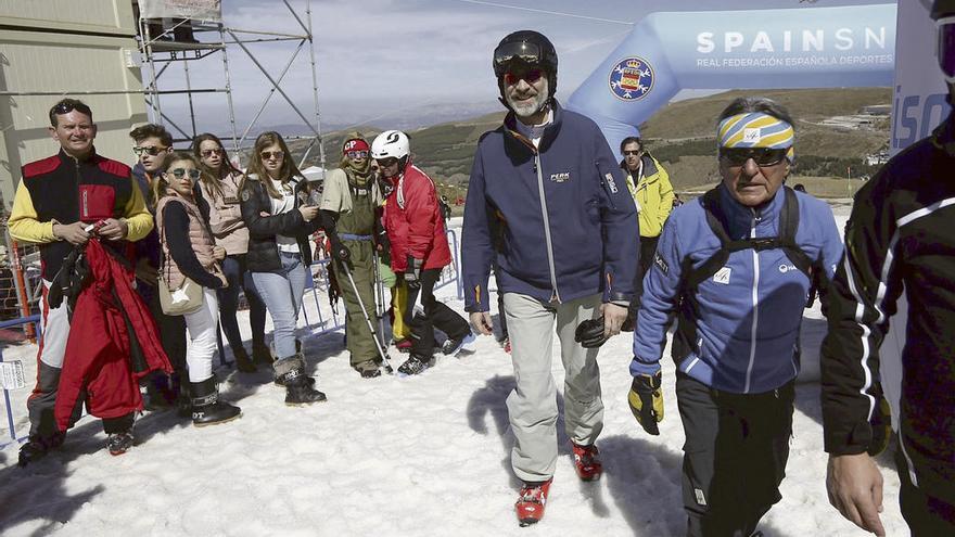 Felipe VI, a su llegada a la estación para presenciar la prueba de &quot;slopestyle&quot; de &quot;snowboard&quot;. // Efe