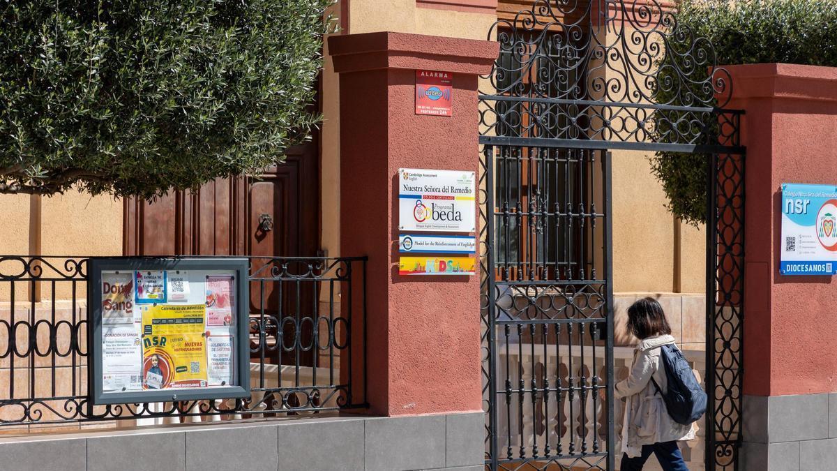 Una mujer paga el comedor a la niña de Alicante tras denegarle el servicio el colegio por la deuda de sus padres