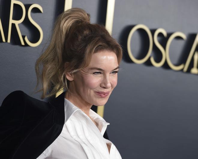 Primer plano de la actriz Renée Zellweger en el photocall del almuerzo con los nominados a los premios Oscar en el que ha lucido una sencilla coleta alta