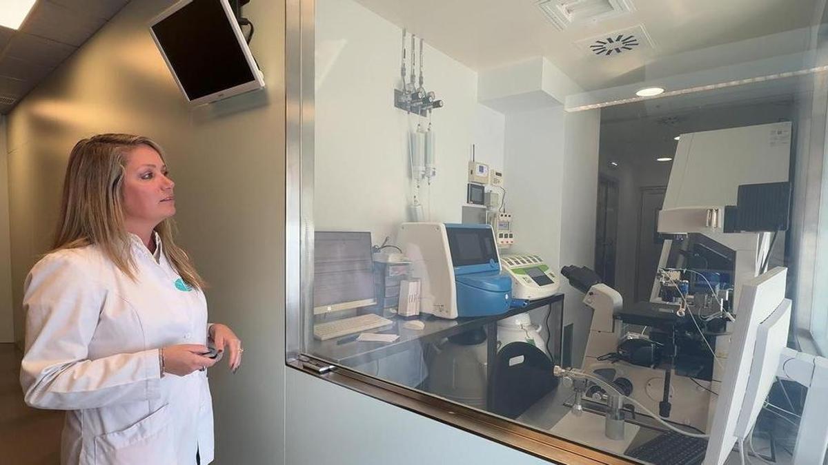 La Lidia Sibecas, psicopedagoga, al laboratori de FIV Obradors