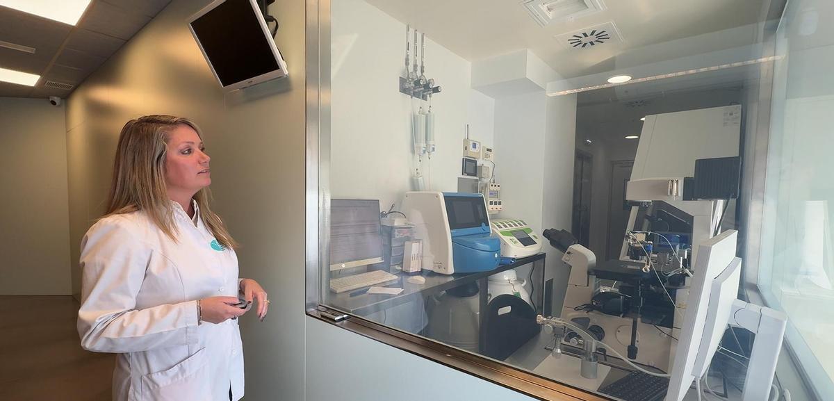 La Lidia Sibecas, psicopedagoga, al laboratori de FIV Obradors