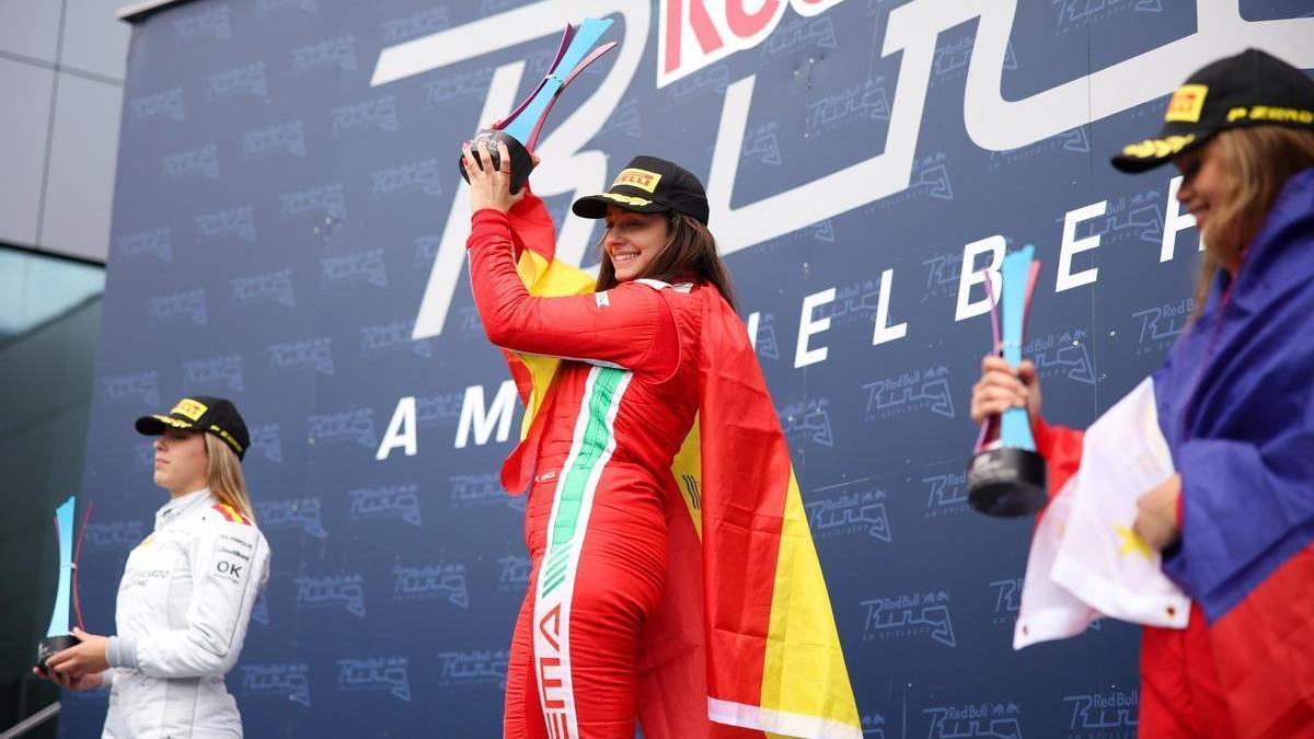 Marta García, en lo alto del podio de la primera carrera, junto a Nerea Martí, al fondo