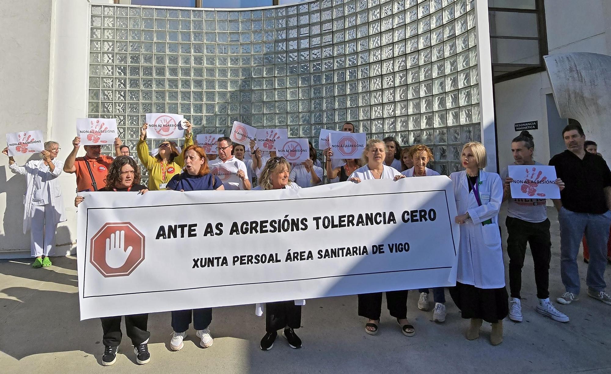 Concentración por agresiones a sanitarios, ante el hospital Meixoeiro