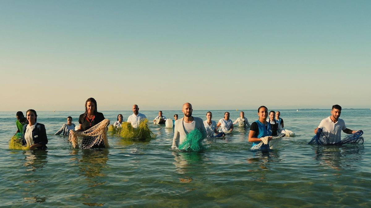 La imagen de la campaña para retirar plásticos del mar y los oceános