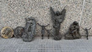 Imagen de las piezas robadas en el cementerio Palau dAnglesola