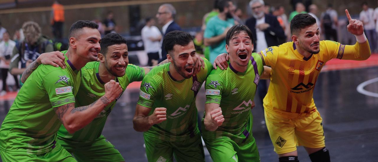 Los jugadores del Palma futsal celebran el título continental.