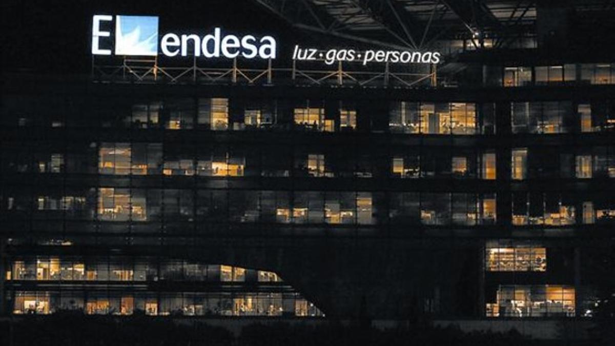 Fachada del edificio de Endesa en Madrid la noche del pasado martes.