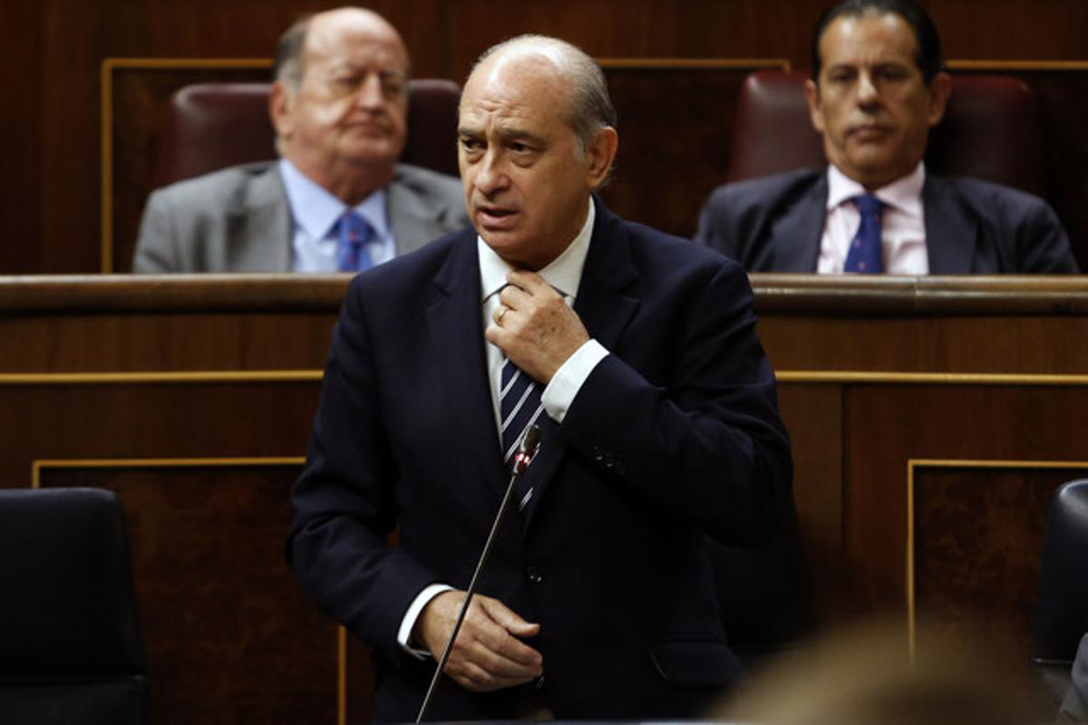 El ministre de l’Interior, Jorge Fernández Díaz, respon a l’oposició. El ministre de l’Interior, Jorge Fernández Díaz, respon a l’oposició.